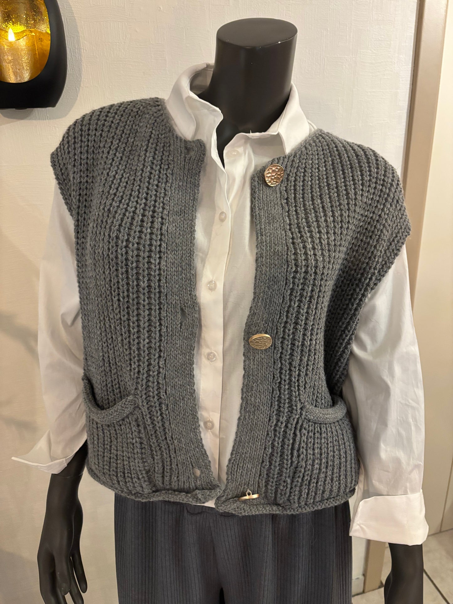 grijze gilet met gouden knopen - TU