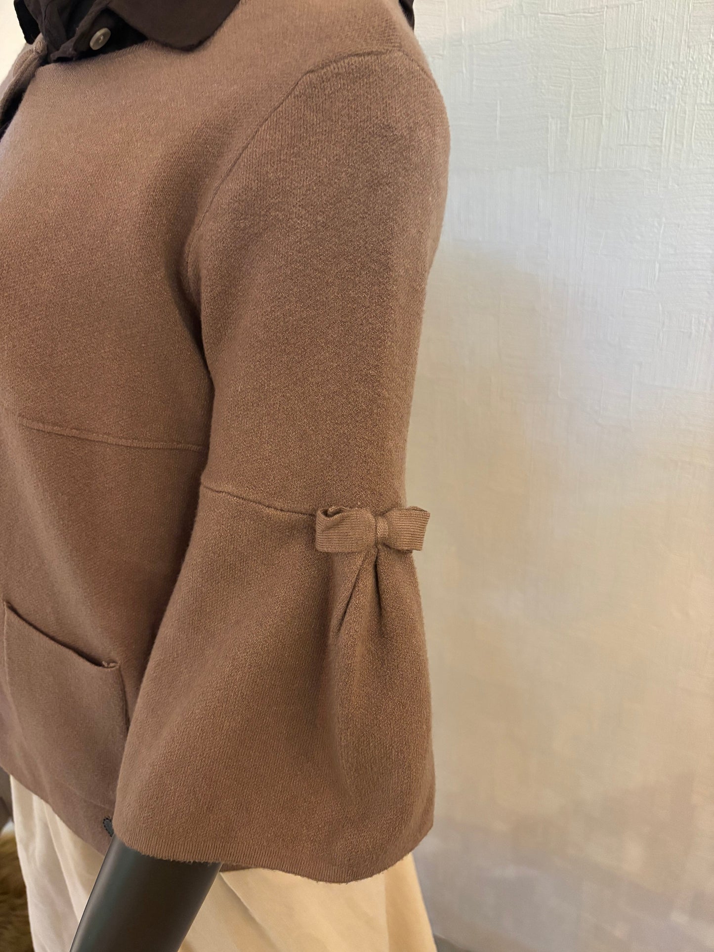 beige cardigan met strikjes TU