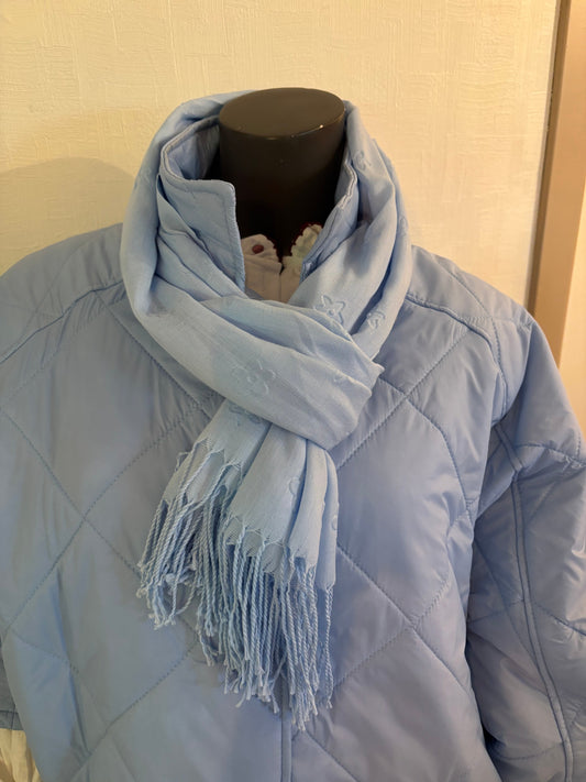lichtblauwe sjaal met bloemmotief