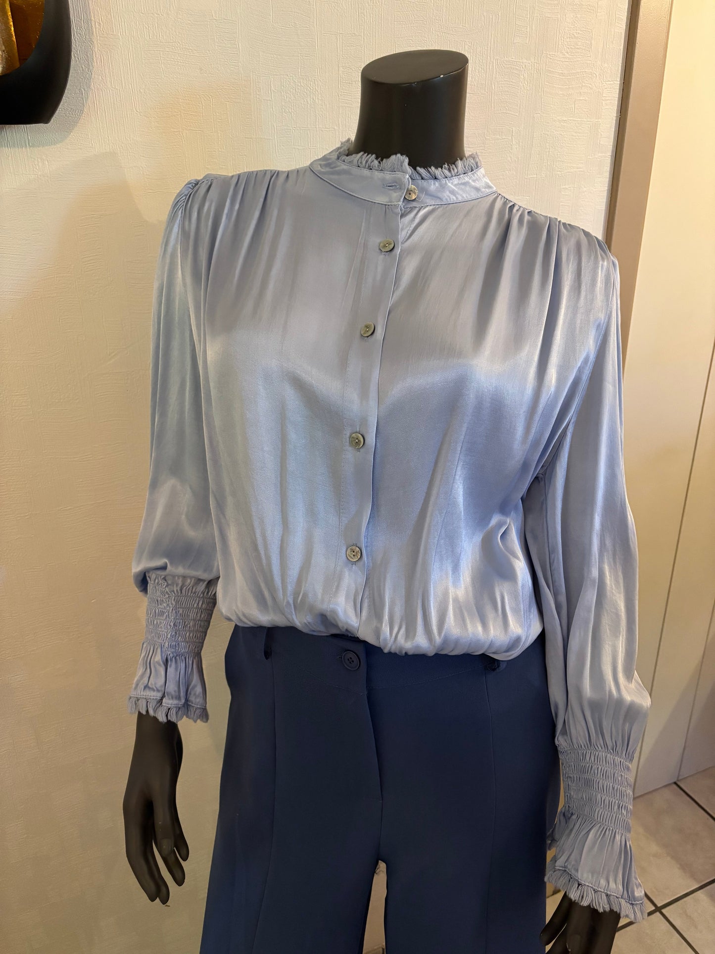lichtblauwe satijnen blouse met franjes TU